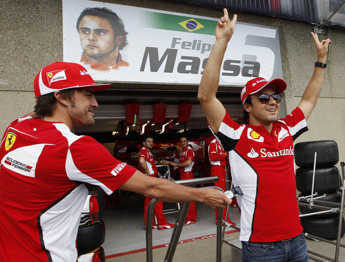 Fernando Alonso bromea con Felipe Massa en Montreal