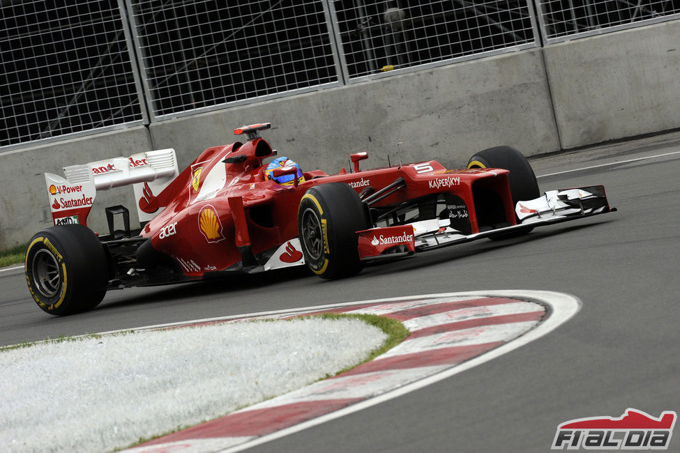 Fernando Alonso sale de una curva en Montreal