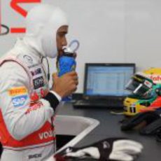 Lewis Hamilton se hidrata en el garaje de McLaren