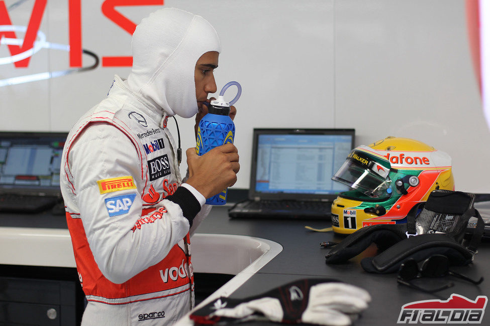 Lewis Hamilton se hidrata en el garaje de McLaren