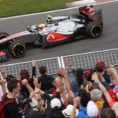 Lewis Hamilton pasa junto a una grada en Montreal