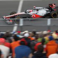 Jenson Button pasa junto al público de Canadá