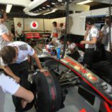 Jenson Button espera en el 'box' para poder salir