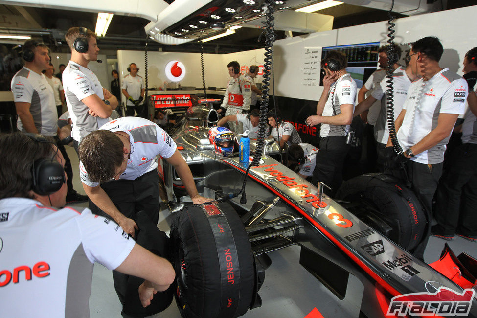 Jenson Button espera en el 'box' para poder salir