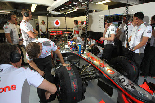 Jenson Button espera en el 'box' para poder salir