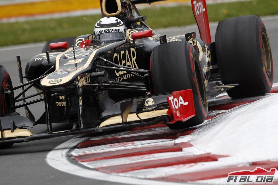 Kimi Räikkönen sale de una curva en el circuito de Gilles Villeneuve