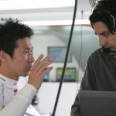 Kamui Kobayashi habla con su ingeniero de pista