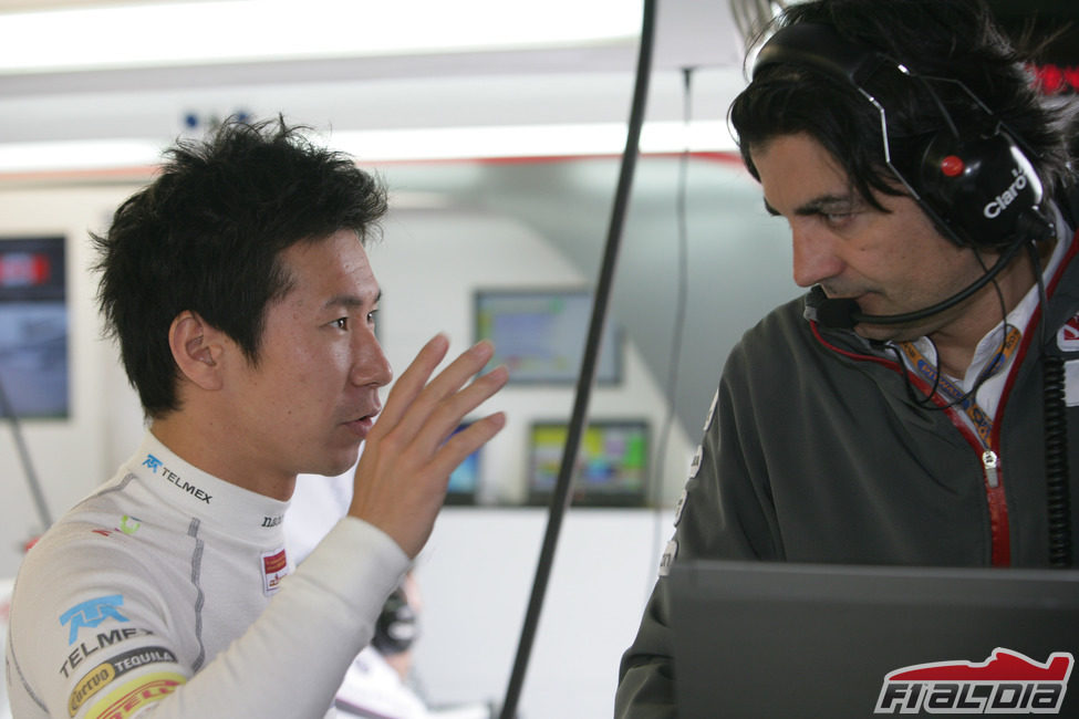 Kamui Kobayashi habla con su ingeniero de pista