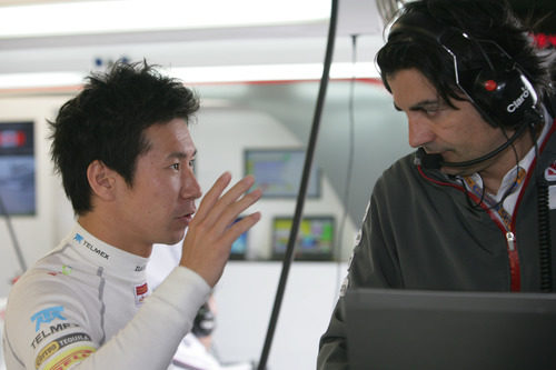 Kamui Kobayashi habla con su ingeniero de pista