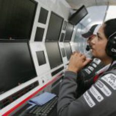 Monisha Kaltenborn, muy atenta a lo que hacen sus pilotos en la pista