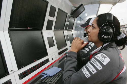 Monisha Kaltenborn, muy atenta a lo que hacen sus pilotos en la pista