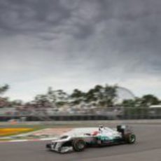 Nico Rosberg rueda bajo el cielo nublado de Montreal