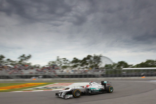 Nico Rosberg rueda bajo el cielo nublado de Montreal