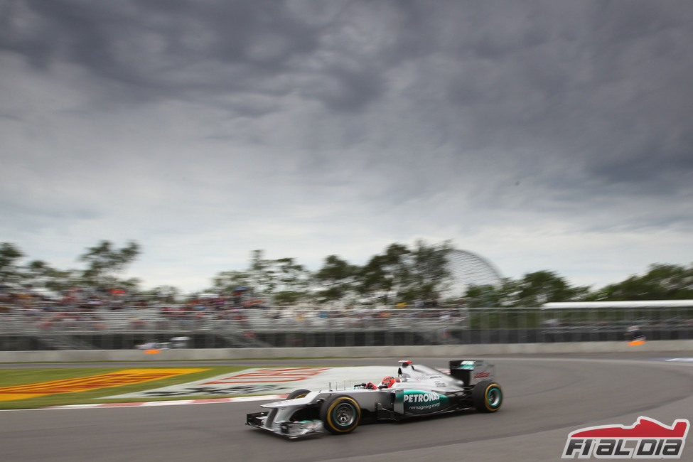Nico Rosberg rueda bajo el cielo nublado de Montreal