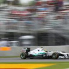 Nico Rosberg en los Libres 1 bajo la mirada de los espectadores