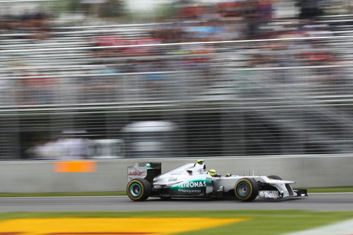 Nico Rosberg en los Libres 1 bajo la mirada de los espectadores