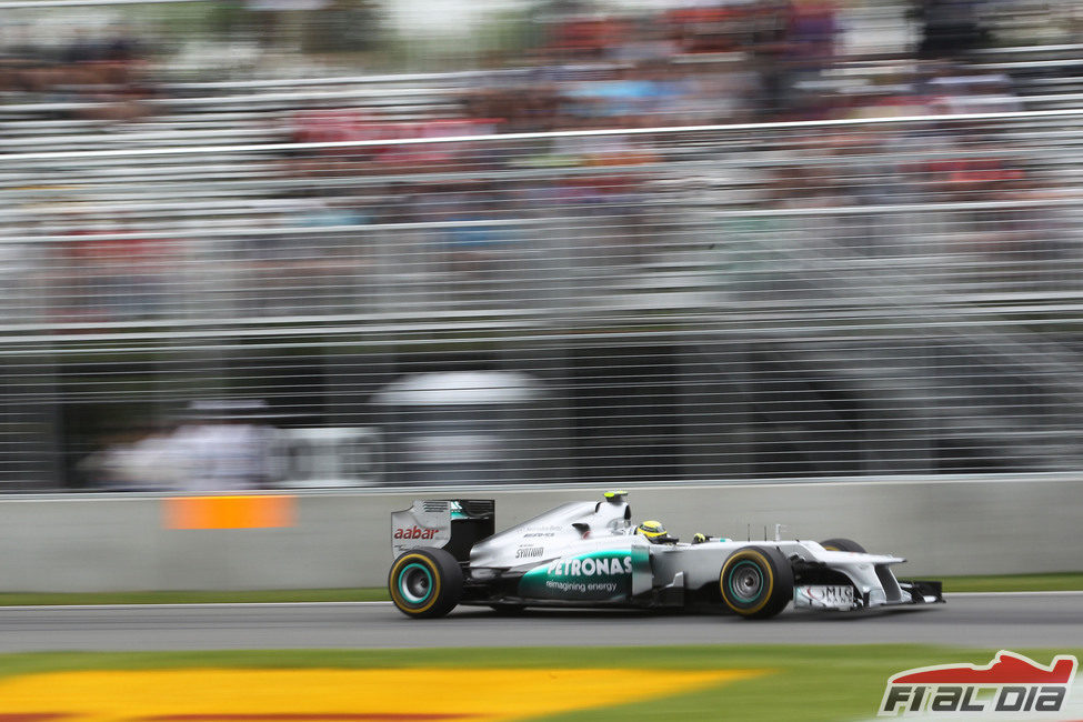 Nico Rosberg en los Libres 1 bajo la mirada de los espectadores