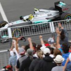 Nico Rosberg pasa junto a una de las gradas en Montreal