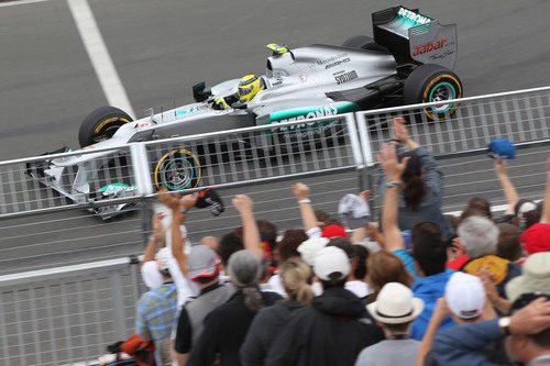 Nico Rosberg pasa junto a una de las gradas en Montreal
