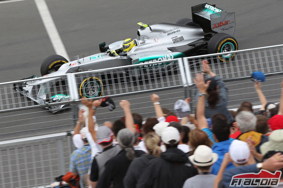 Nico Rosberg pasa junto a una de las gradas en Montreal