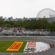 Mark Webber pasa por la horquilla del circuito Gilles Villeneuve