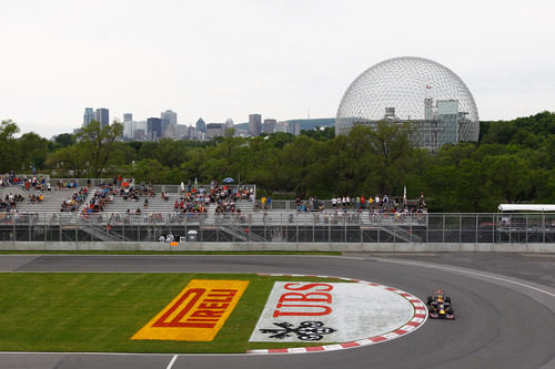 Mark Webber pasa por la horquilla del circuito Gilles Villeneuve