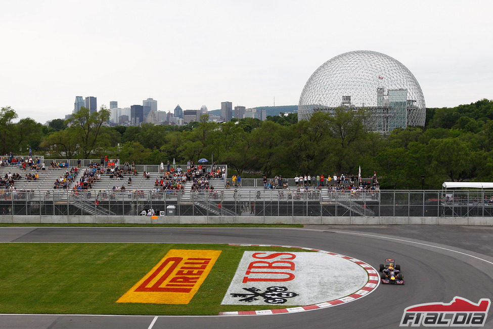 Mark Webber pasa por la horquilla del circuito Gilles Villeneuve