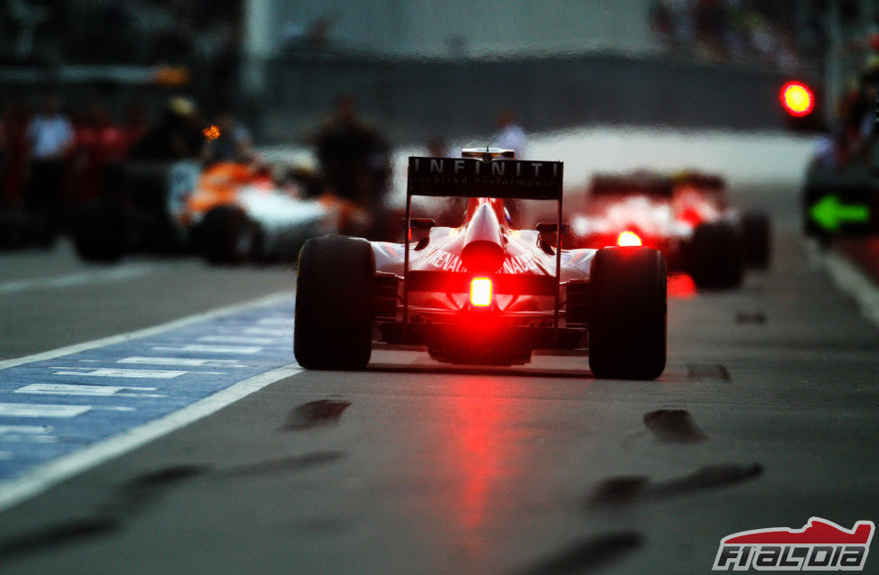 Un Red Bull y varios monoplazas más saliendo de boxes en Canadá