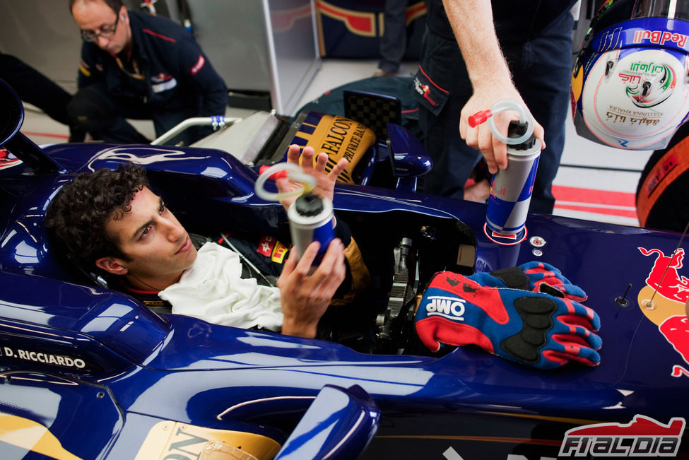 Daniel Ricciardo con su bebida en su STR7