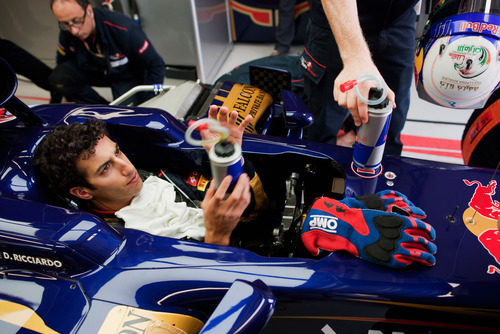 Daniel Ricciardo con su bebida en su STR7