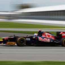 Daniel Ricciardo pilota su STR7 en el circuito de Montreal