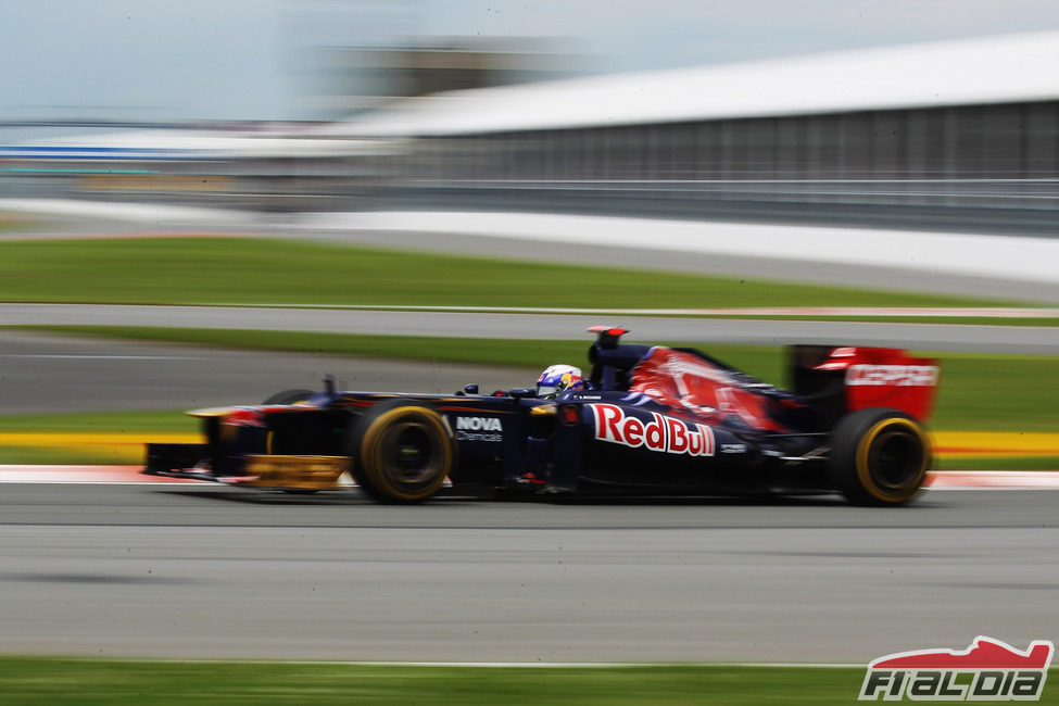 Daniel Ricciardo pilota su STR7 en el circuito de Montreal