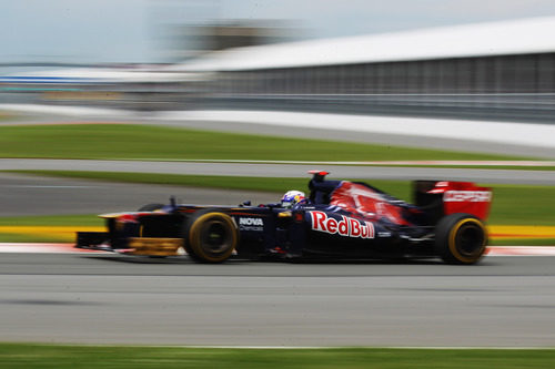 Daniel Ricciardo pilota su STR7 en el circuito de Montreal