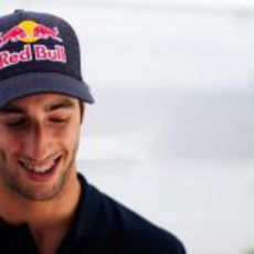 Daniel Ricciardo sonriente en el paddock del circuito de Montreal