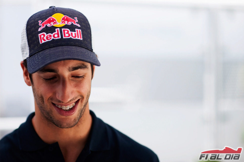 Daniel Ricciardo sonriente en el paddock del circuito de Montreal