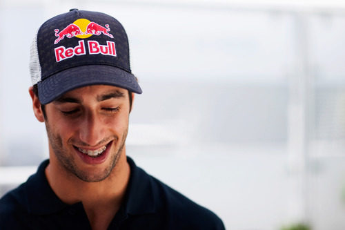 Daniel Ricciardo sonriente en el paddock del circuito de Montreal