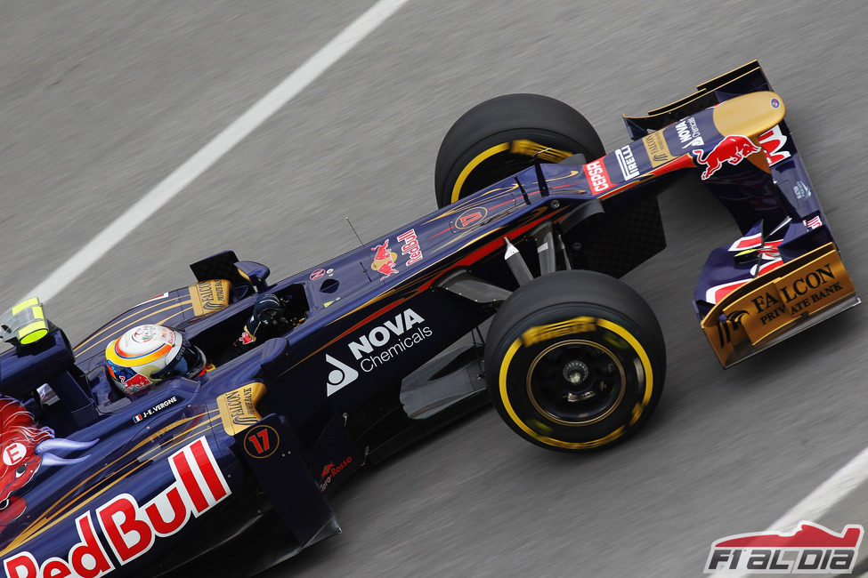 Jean Eric-Vergne dando una vuelta al circuito Gilles Villeneuve con su STR7