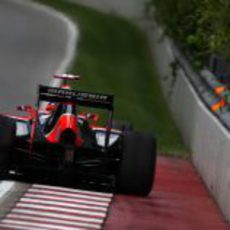 Timo Glock pasa cerca del muro en Montreal