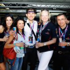 El cantante canadiense Matt Dusk con algunos amigos en el box de Red Bull