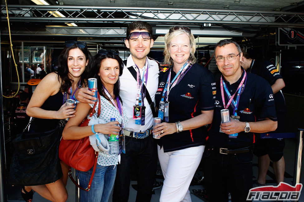 El cantante canadiense Matt Dusk con algunos amigos en el box de Red Bull