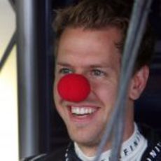 Sebastian Vettel con una nariz de payaso