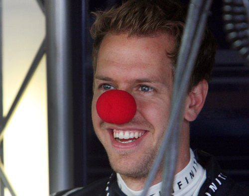 Sebastian Vettel con una nariz de payaso