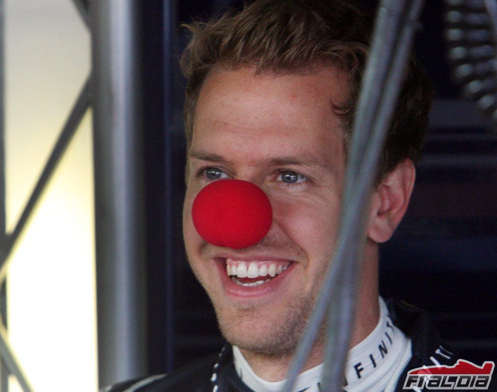 Sebastian Vettel con una nariz de payaso