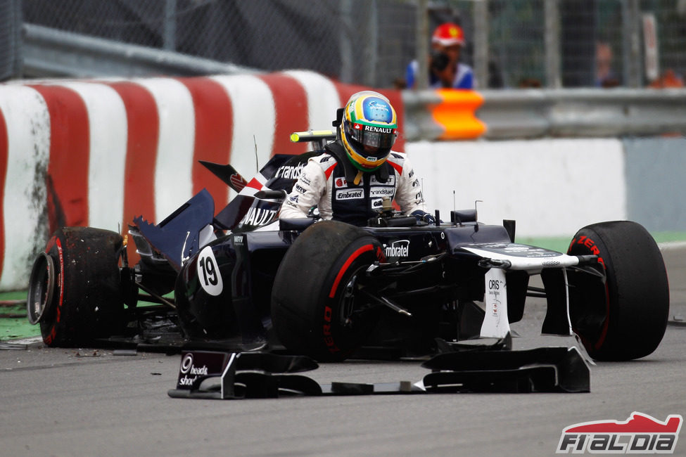 Bruno Senna sale del Williams destrozado en Canadá