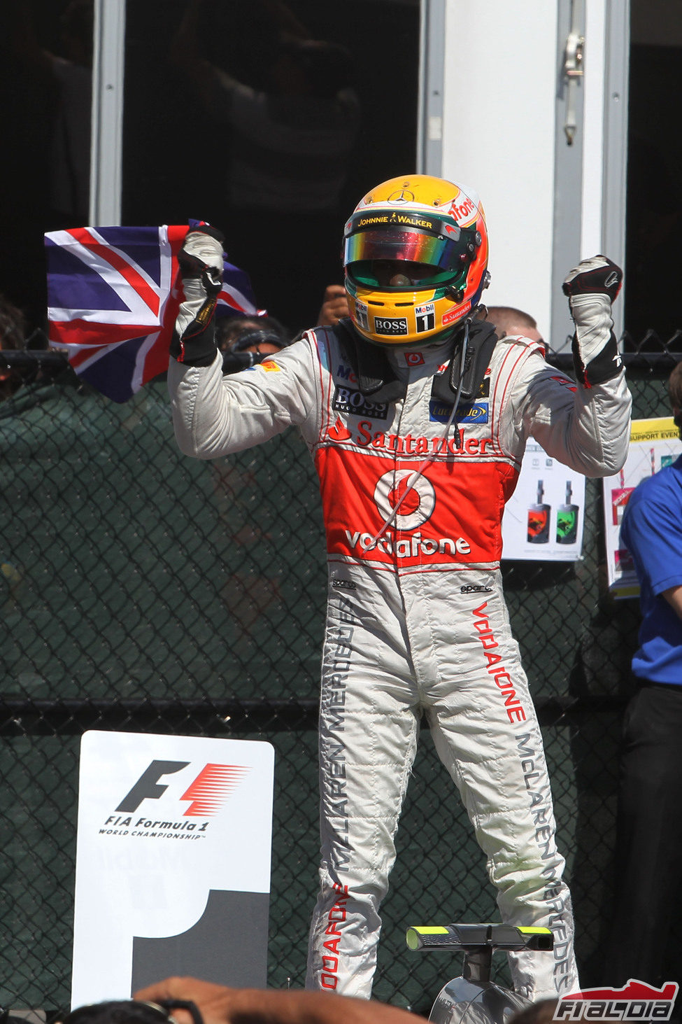 Lewis Hamilton celebra su victoria en Canadá 2012