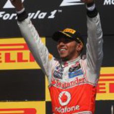 Lewis Hamilton celebra la victoria en el podio de Canadá 2012