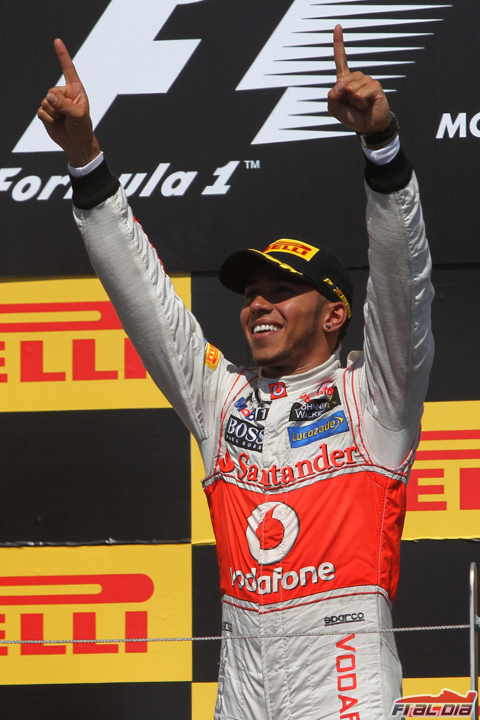 Lewis Hamilton celebra la victoria en el podio de Canadá 2012