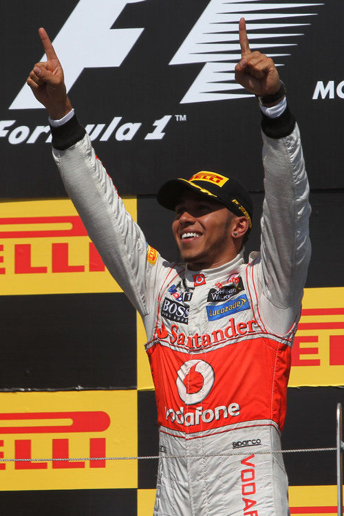 Lewis Hamilton celebra la victoria en el podio de Canadá 2012