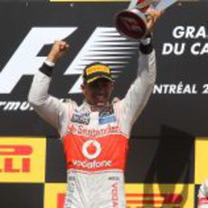 Lewis Hamilton levanta su trofeo en el GP de Canadá 2012