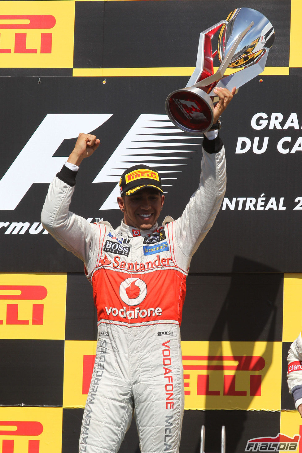 Lewis Hamilton levanta su trofeo en el GP de Canadá 2012